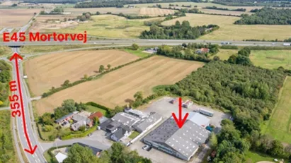 Renoveret og velbeliggende erhvervsejendom nær motorvejen