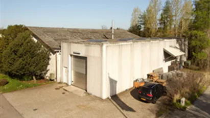 Lokaler tæt på motorvejen.